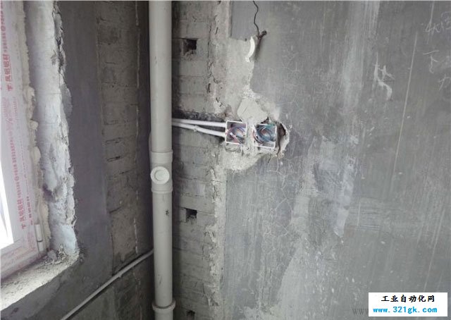 这个插座等排水管包好施工完成后正好在墙角边