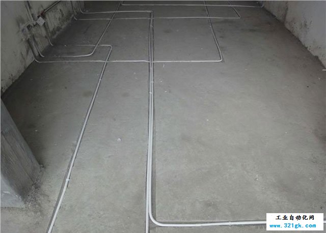 地面预埋线管，注意线槽不要凿的太深了，容易损坏楼板，如果有找平层，线管上口与找平层平就可以了